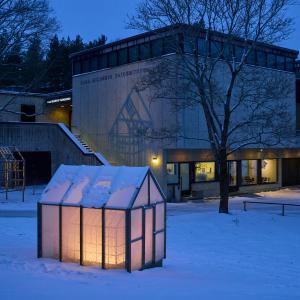 Näkymä Sara Hildenin taidemuseosta veistospuistoineen talvella ilta-aikaan.