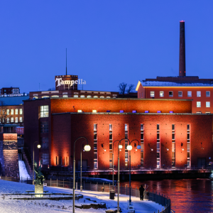 Tammerkosken voimalaitos iltavalaistuksessa. 