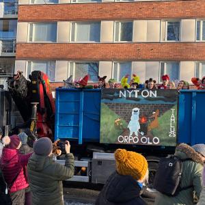 Abit kuorma-auton kyydissä penkkariajelulla.