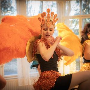 Kolme sambaajaa tanssivat värikkäissä puvuissaan.