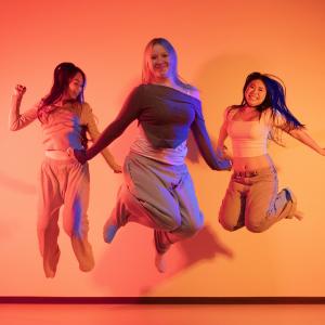  Kolme nuorta hyppäämässä ilmaan