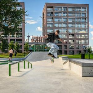 Skeittaaja Ranta-Tampellassa, taloja taustalla