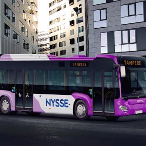 Violetti-valkoinen nivelbussi Nokia Arenan edessä.