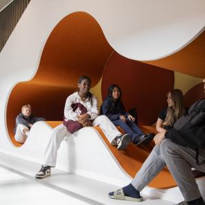 Etelä-Hervannan koulun oppilaita ryhmässä