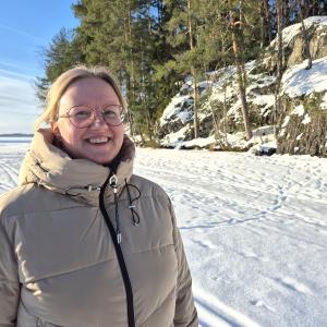 Ympäristöjohtaja Kati Skippari talvisessa maisemassa.