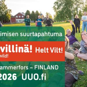 Kuvassa istuu ihmisiä nurmikolla UlosUtOut-tapahtumassa