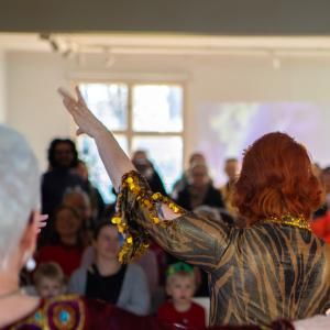 Vatsatanssijoita sekä yleisöä Haiharan kartanon salissa.