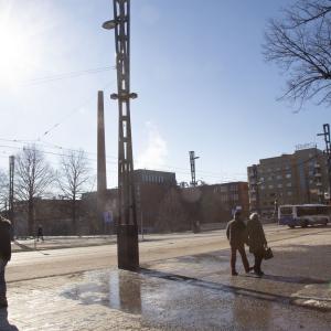 Ihmisiä kävelee keskustassa keväällä.