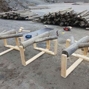 Puisia korpinjalkoja rakennustelineillä.