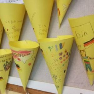 Kuva kieliluokan seinältä