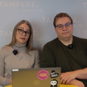 Mies ja nainen istuvat tietokoneen ääressä