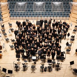Orkesterilaiset ja Tampere Filharmonian ylikapellimestari Matthew Halls toivottavat kaikenikäiset musiikin ystävät tervetulleiksi kotisaliinsa Tampere-taloon lauantaina 25. huhtikuuta.