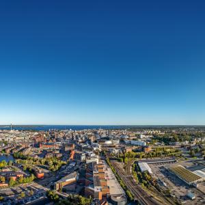 Ilmakuva etelästä kohti järjestelyratapihan aluetta ja Nokia Arenaa