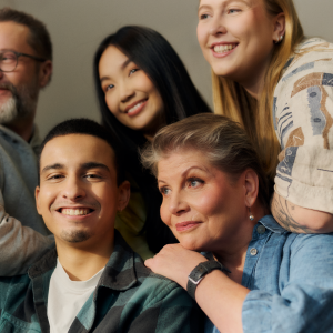 Joukko ihmisiä ryhmäkuvassa