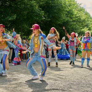 Katutanssijoita näyttävissä asuissa Hämeenpuistossa.