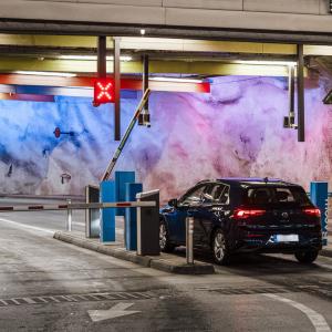 Auto maanalaisen pysäköintilaitoksen portilla. 