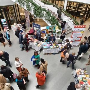 Ylhäältä otettu kuva pääkirjasto Metson aulasta, jossa näytteilleasettajia ja messuvieraita. 