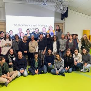 Ryhmäposeeraus Edufirst vierailulta Linnanmaan päiväkodissa 2024.