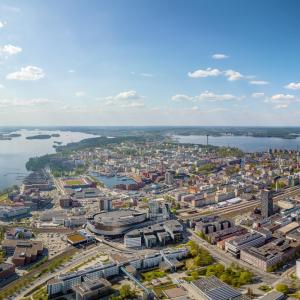 Ilmakuva kesäisestä Tampereen keskustasta järvien välissä.