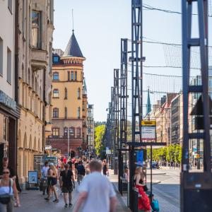 Ihmiset kävelevät kesäisellä Hämeenkadulla Keskustorin tuntumassa. 