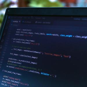 Läppärin näyttö täynnä englanninkielistä kooditekstiä.