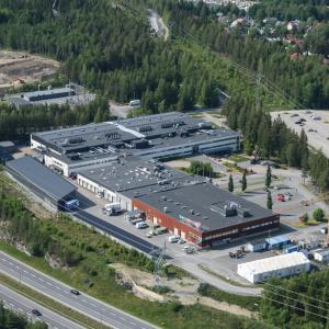 Ilmakuva Takkin Nirvassa sijaitsevasta koulutuskeskuksesta, joka on iso rakennuskompleksi puuston keskellä.