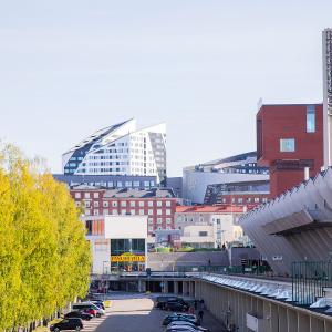 Aurinkoinen Ratinan rantatie ja Tampereen stadionin katsomon takaosa Laukonsillan suunnalta nähtynä, taustalla Nokia-areena.