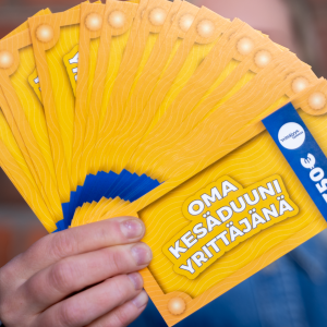 Person holdin summer entrepreneurshit vouchers in hand