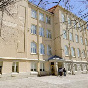 Tammelan koulun jugend-rakennus sisäpihan puolelta.