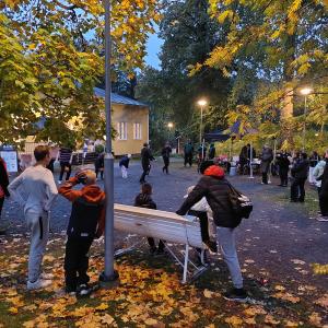 Nuoria syksyisessä illassa Haiharan kartanon pihalla.
