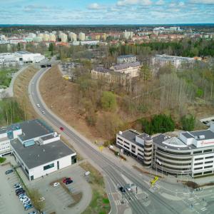 Ilmakuva Yliopistonrinteestä ja poistetuista puista etelästä kuvattuna.