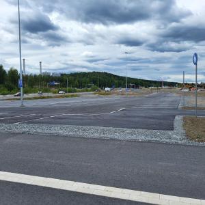 Hiedanrannan liityntäpysäköintialueen laajennusosa kesällä.