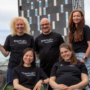 Elina Wallin (vas.), Ville Brusi, Mia Häkkinen, Shanshan Du ja Tredun Abigeil Varuhin poseeraavat ryhmässä Startup.Tampereen kattoterassilla.