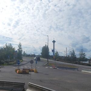 A roundabout in Ranta-Tampella, with cars and, in the background, the Näsinneula tower and a cyclist.