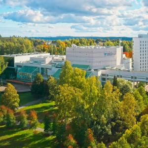 Tampere-talo syksyisessä maisemassa.