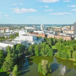 Tampere-talo ja kesäistä kaupunkikuvaa ilmasta. 