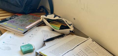 Kirjoja ja koulutarvikkeita