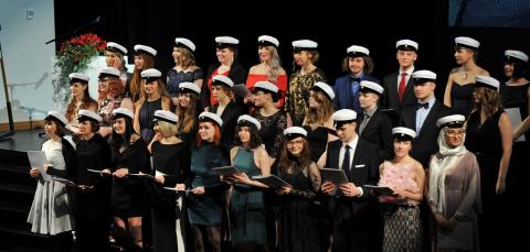 Ylioppilaiden kuoro laulamassa.