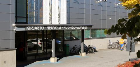 Koilliskeskuksen kirjaston sisäänkäynti.