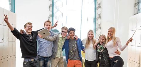 Tampereen lyseon lukion iloisia opiskelijoita.