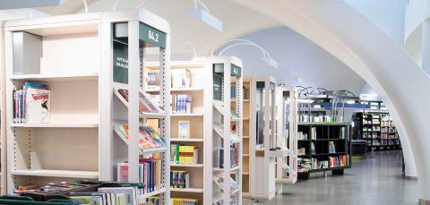 Pääkirjasto Metson kirjahyllyjä.