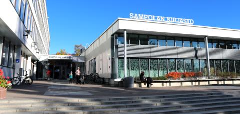 Sampolan kirjaston sisäänkäynti.