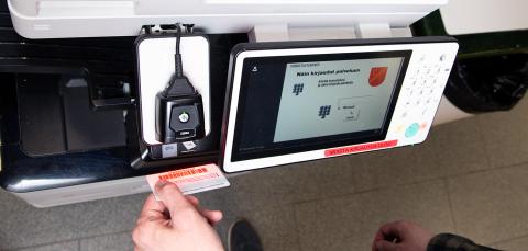 Kirjautuminen tulostimelle kirjastokortilla.