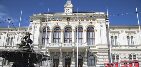 Raatihuone, vesi virtaa sen edustan suihkulähteessä.