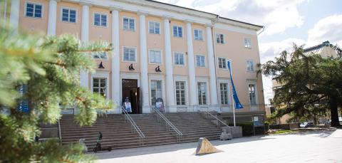 Kulttuuritalo Laikku. Iso vanha kivitalo, jossa on korkeat portaat.