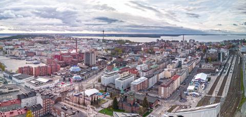 Tampereen keskusta ilmasta kuvattuna, etualalla Daniel Libeskindin suunnittelemia tornitaloja.