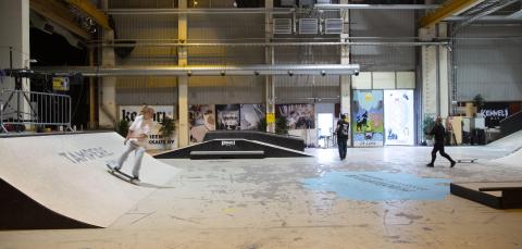 Skeittaamiseen tarkoitettuja rakennelmia hallissa.