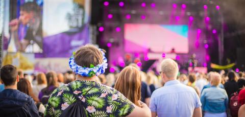 Etualalla yleisöä ja taaempana Tammerfestin lava, joka on valaistu violeteilla valoilla.