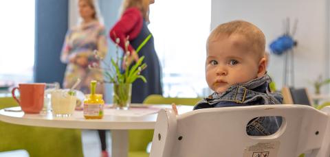 Pieni lapsi aamupalalla Tesoman hyvinvointikeskuksessa.