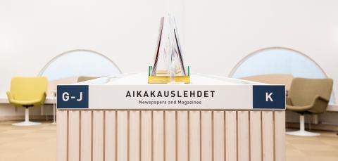 Metson lehtisalin aikakauslehtihylly.